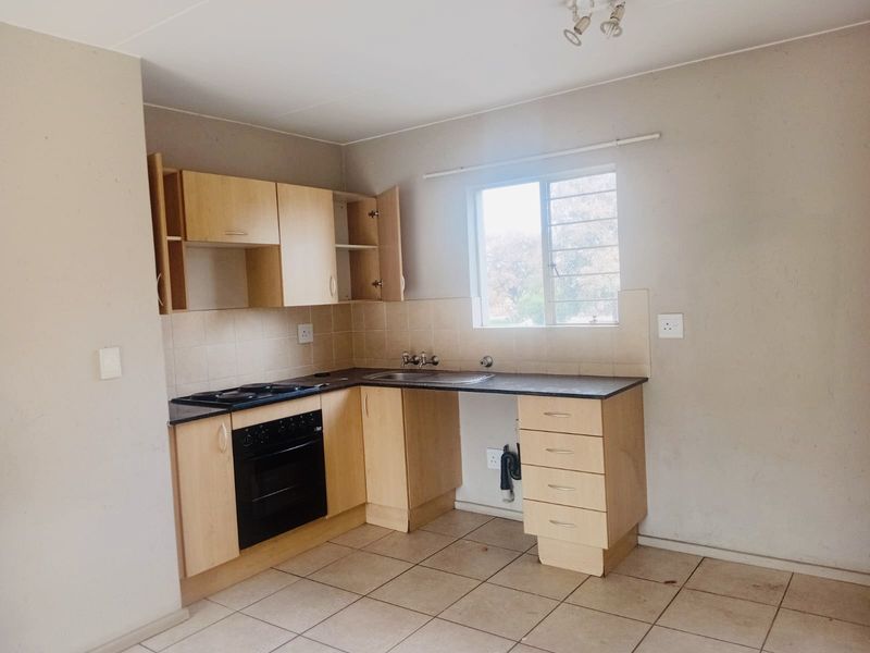 Price to Sell! Secure 1-Bedroom Apartment in Park Square, Klippoortjie - Photo 1