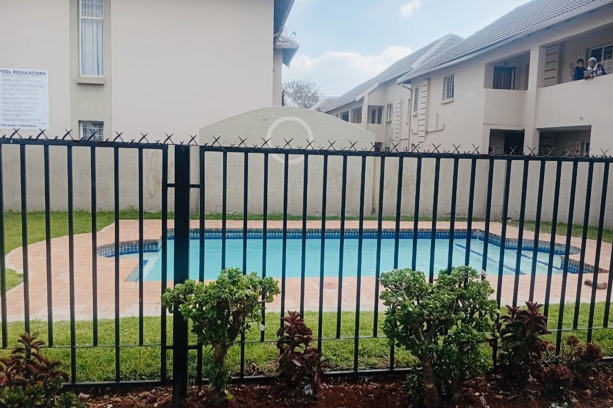 Price to Sell! Secure 1-Bedroom Apartment in Park Square, Klippoortjie - Photo 5