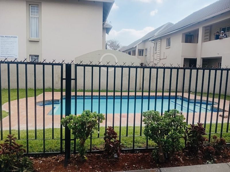 Price to Sell! Secure 1-Bedroom Apartment in Park Square, Klippoortjie - Photo 5