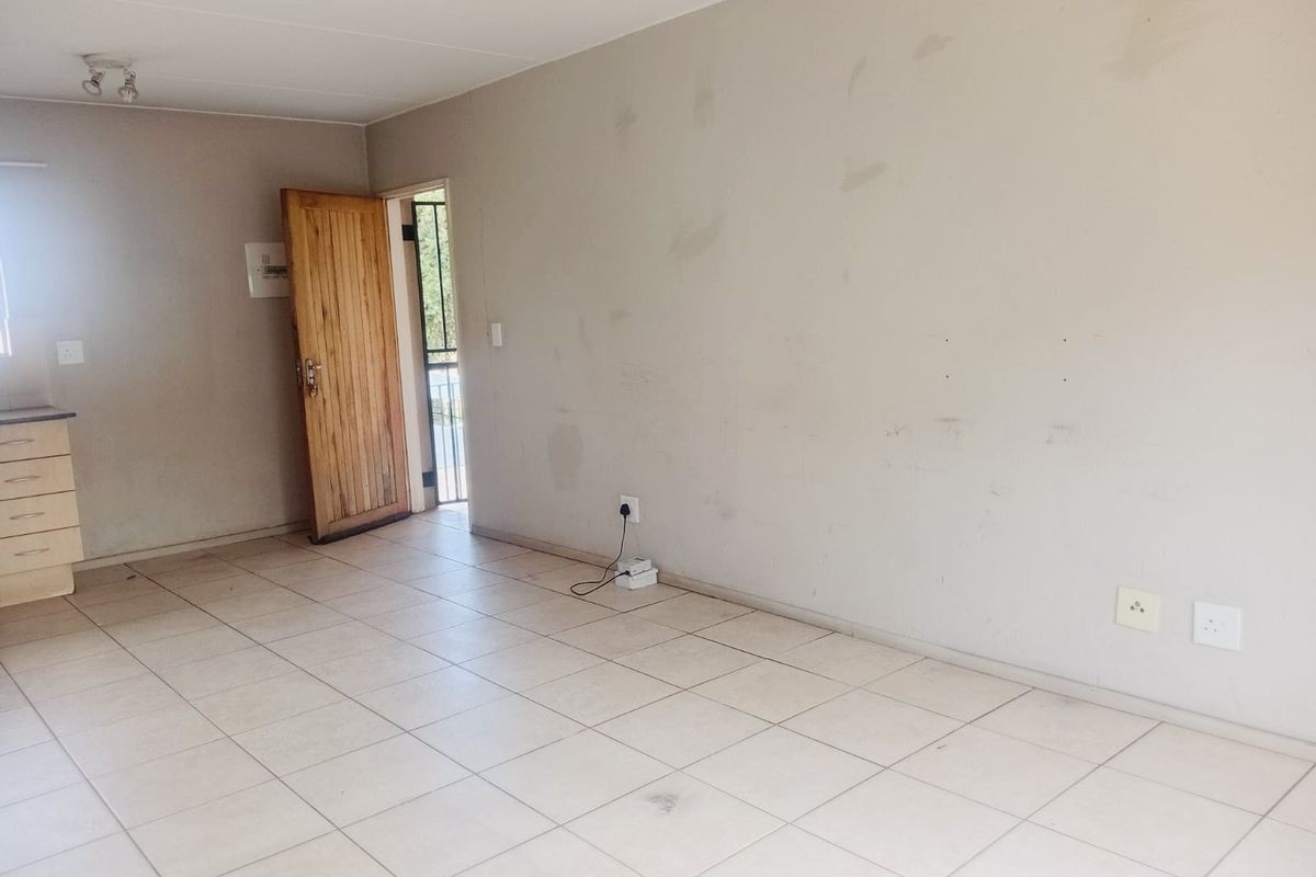 Price to Sell! Secure 1-Bedroom Apartment in Park Square, Klippoortjie - Photo 2