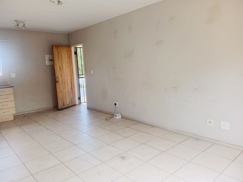 Price to Sell! Secure 1-Bedroom Apartment in Park Square, Klippoortjie - Photo 2