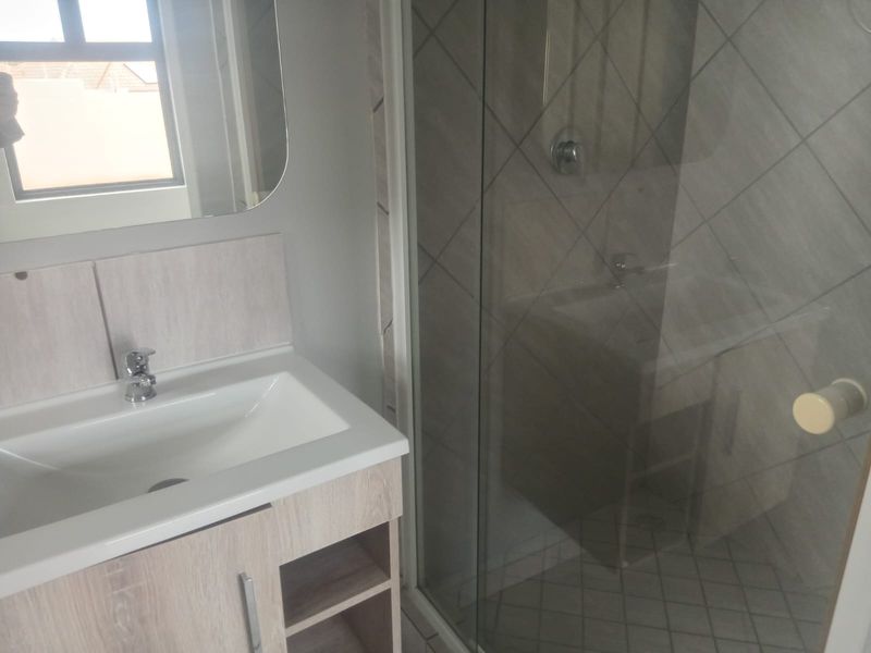 Modern 3-Room Home with Private Garden in Secure Umlele Heights Estate – Kidd's Beach - Photo 9