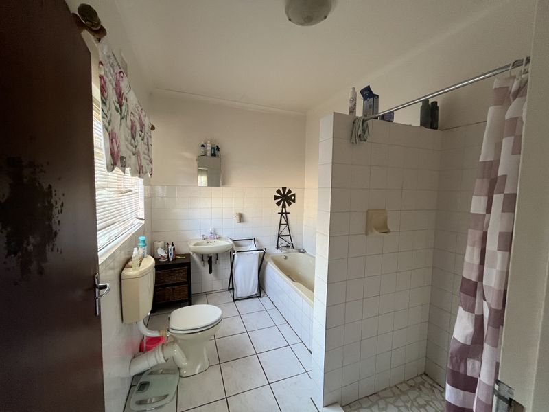 Exceptional Family Home with Flatlet, Pool & Endless Potential in Mooinooi - Photo 8