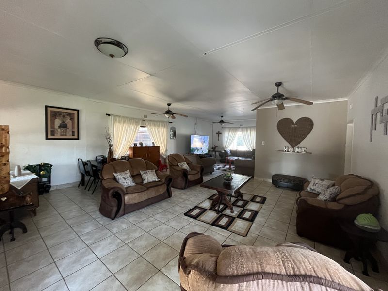 Exceptional Family Home with Flatlet, Pool & Endless Potential in Mooinooi - Photo 5
