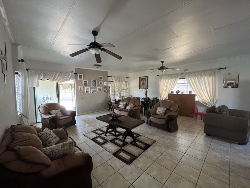 Exceptional Family Home with Flatlet, Pool & Endless Potential in Mooinooi - Photo 4