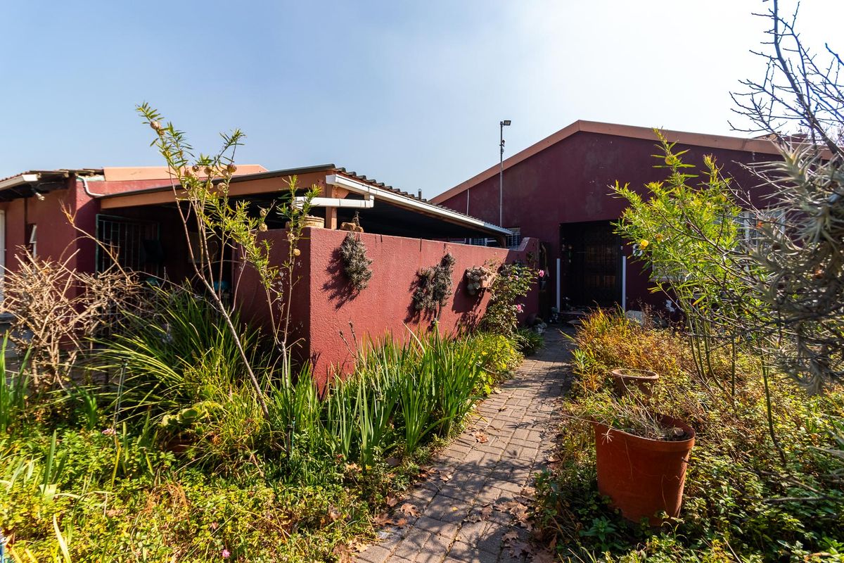 Charming 4-Bedroom Family Home - Sole and exclusive Mandate in Sasolburg!!!!!! - Photo 2