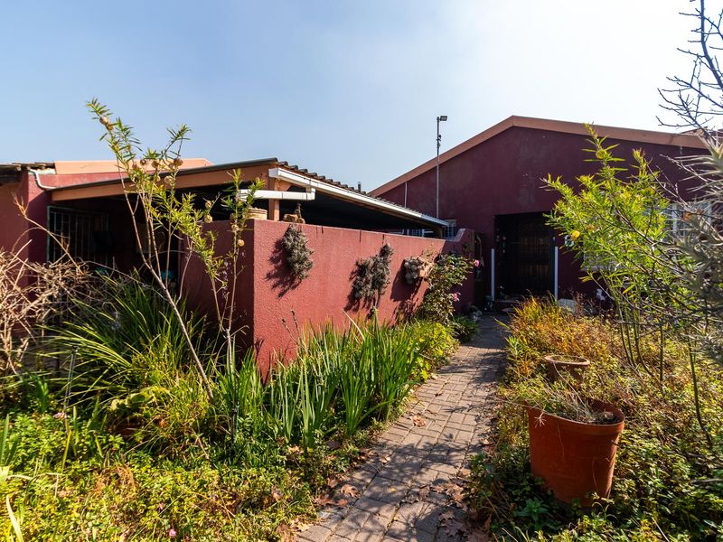Charming 4-Bedroom Family Home - Sole and exclusive Mandate in Sasolburg!!!!!! - Photo 2