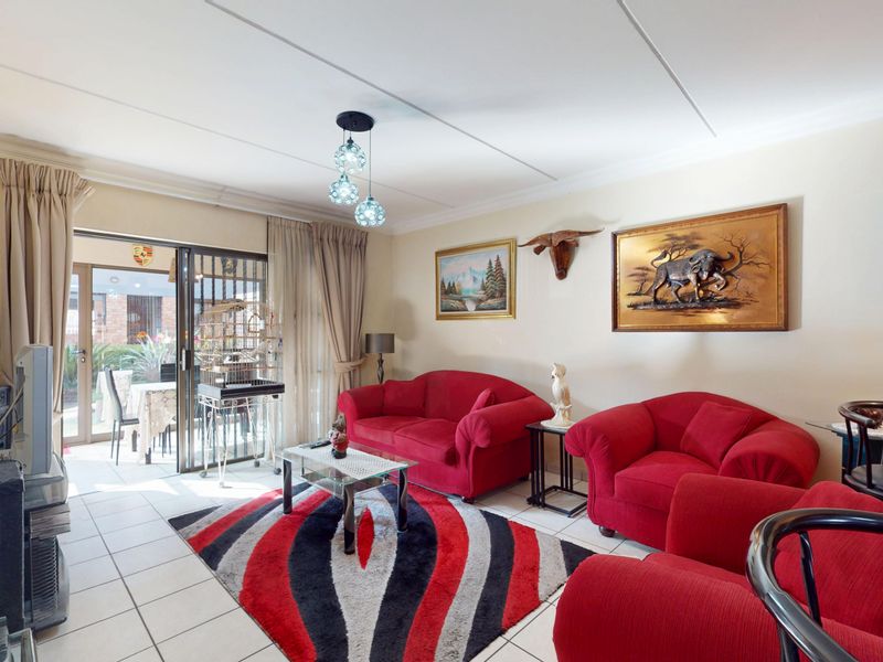 Modern Ground Floor Lock-Up-and-Go Living in Ravenswood - Photo 4