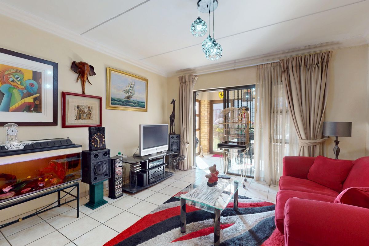 Modern Ground Floor Lock-Up-and-Go Living in Ravenswood - Photo 3