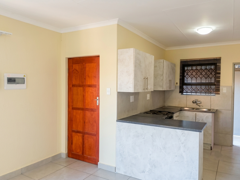 Modern 3-Bedroom Townhouse to Rent in Waterval East – Available Immediately - Photo 4