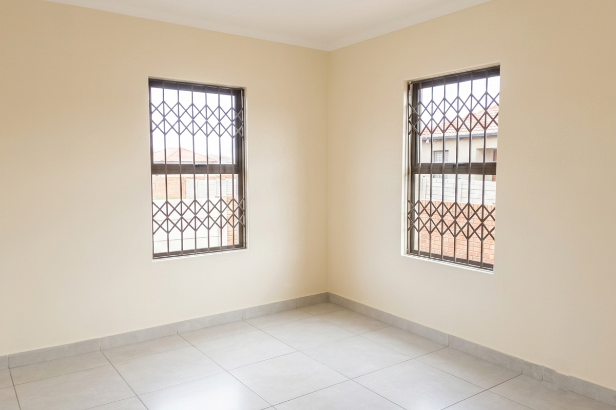 Modern 3-Bedroom Townhouse to Rent in Waterval East – Available Immediately - Photo 5