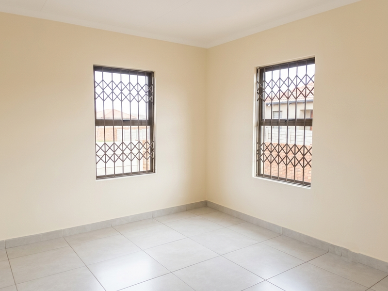 Modern 3-Bedroom Townhouse to Rent in Waterval East – Available Immediately - Photo 5