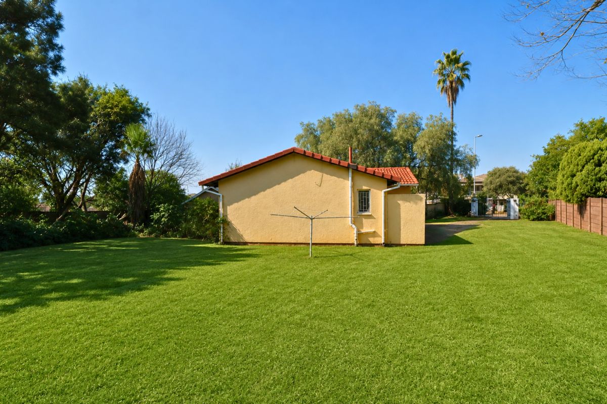 Unlock the Potential of This Spacious Family Home in Heuweloord! - Photo 5