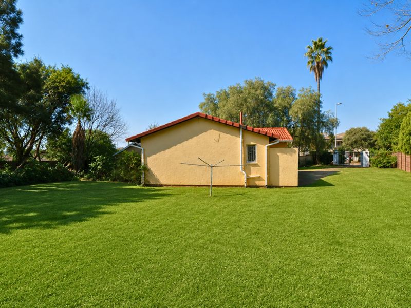 Unlock the Potential of This Spacious Family Home in Heuweloord! - Photo 5