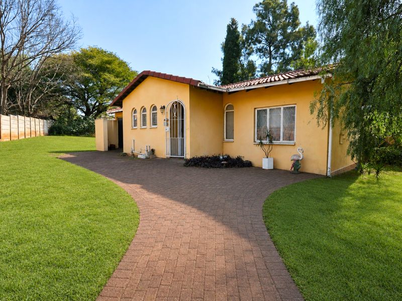 Unlock the Potential of This Spacious Family Home in Heuweloord! - Photo 1