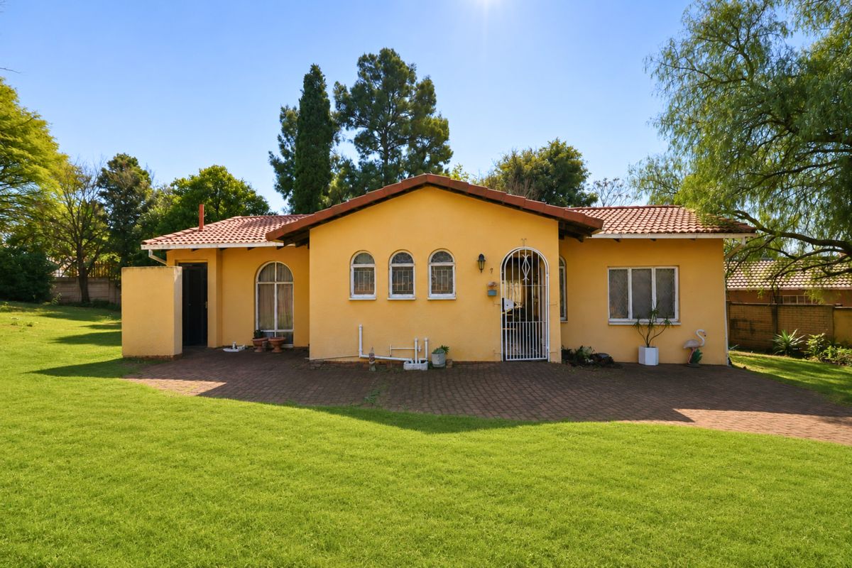 Unlock the Potential of This Spacious Family Home in Heuweloord! - Photo 2