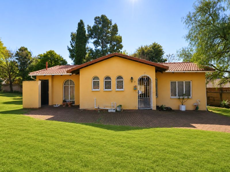 Unlock the Potential of This Spacious Family Home in Heuweloord! - Photo 2