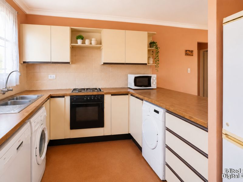 Unlock the Potential of This Spacious Family Home in Heuweloord! - Photo 8