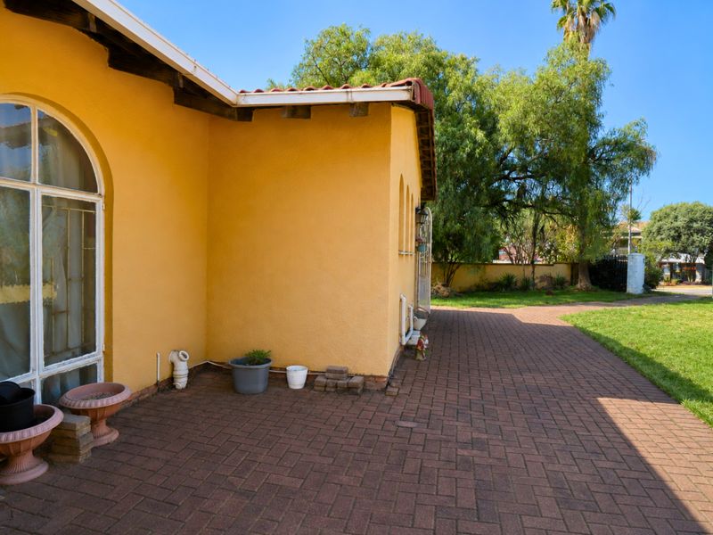 Unlock the Potential of This Spacious Family Home in Heuweloord! - Photo 6