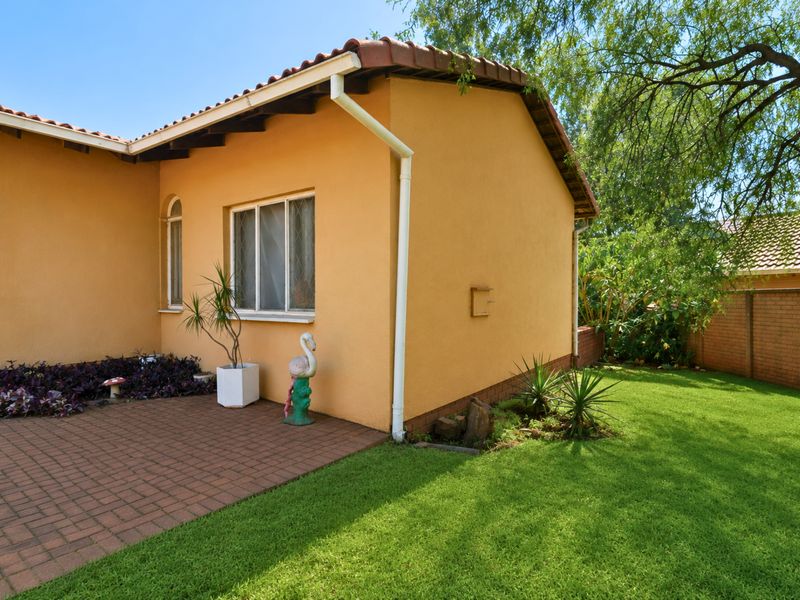 Unlock the Potential of This Spacious Family Home in Heuweloord! - Photo 7