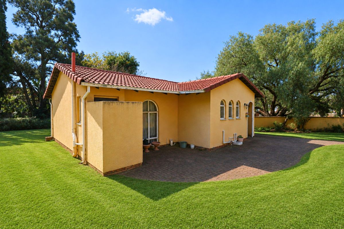 Unlock the Potential of This Spacious Family Home in Heuweloord! - Photo 3