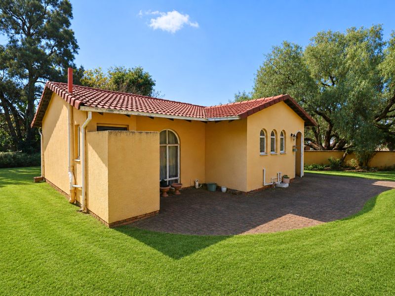 Unlock the Potential of This Spacious Family Home in Heuweloord! - Photo 3