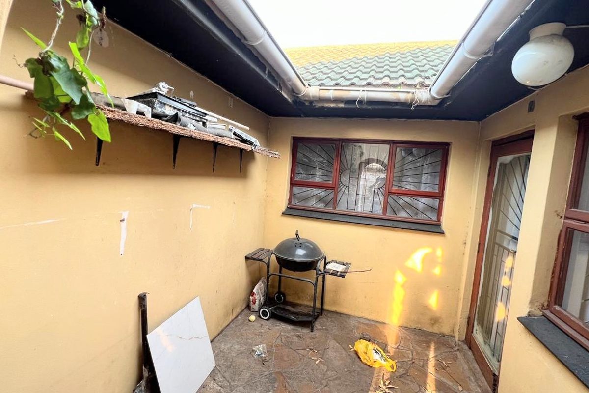 Stunning 3-Bedroom Family Home with Two Income-Generating Granny Flats – Braelyn - Photo 4