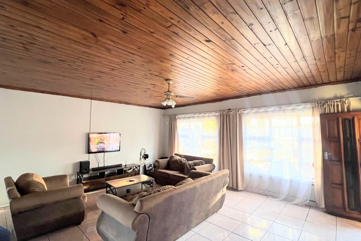 Stunning 3-Bedroom Family Home with Two Income-Generating Granny Flats – Braelyn - Photo 5