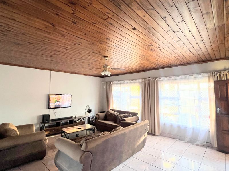 Stunning 3-Bedroom Family Home with Two Income-Generating Granny Flats – Braelyn - Photo 5