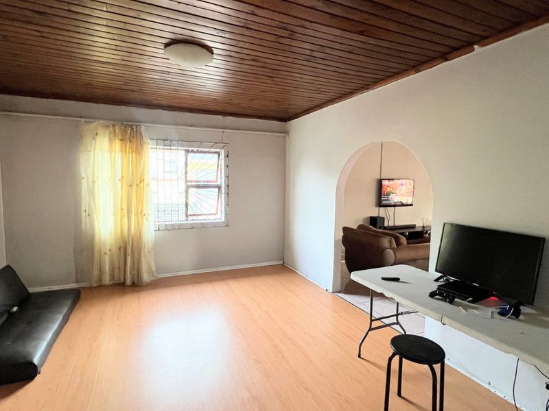 Stunning 3-Bedroom Family Home with Two Income-Generating Granny Flats – Braelyn - Photo 7