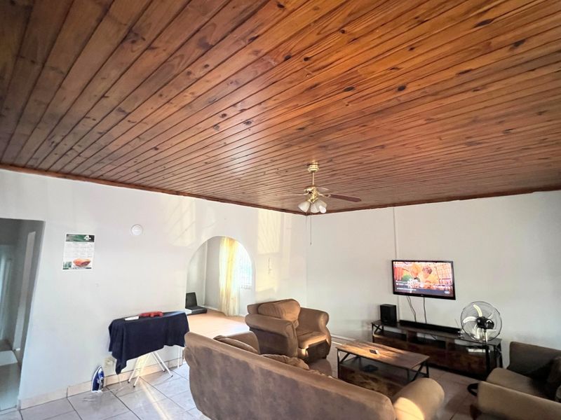 Stunning 3-Bedroom Family Home with Two Income-Generating Granny Flats – Braelyn - Photo 6