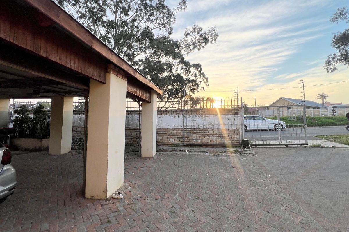 Stunning 3-Bedroom Family Home with Two Income-Generating Granny Flats – Braelyn - Photo 2