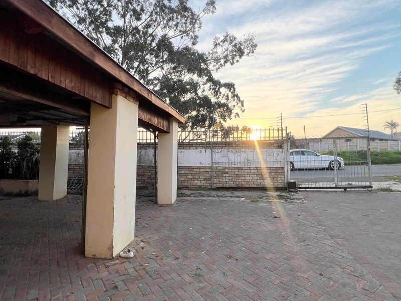 Stunning 3-Bedroom Family Home with Two Income-Generating Granny Flats – Braelyn - Photo 2