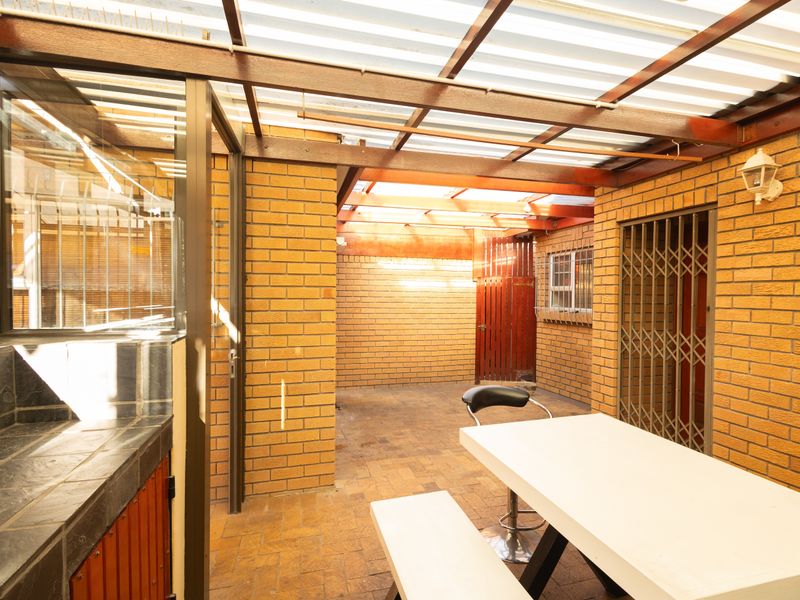 Spacious Family Home Offering Exceptional Value! - Photo 4