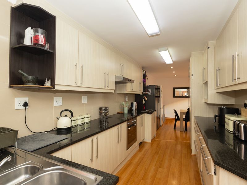 Spacious Family Home Offering Exceptional Value! - Photo 8