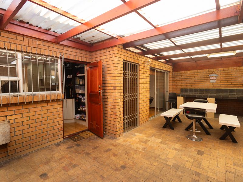 Spacious Family Home Offering Exceptional Value! - Photo 6
