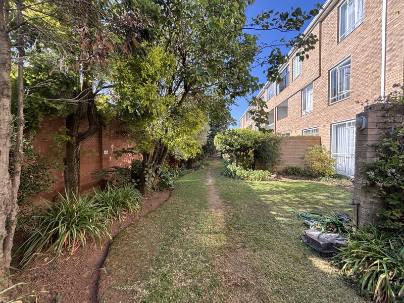 Secure Ground Floor Garden Unit in Sought After Morehill Gardens - Photo 5