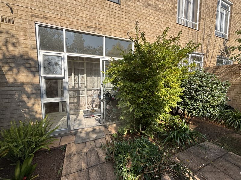 Secure Ground Floor Garden Unit in Sought After Morehill Gardens - Photo 4