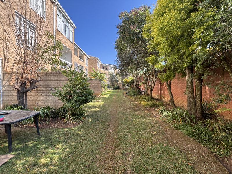 Secure Ground Floor Garden Unit in Sought After Morehill Gardens - Photo 3
