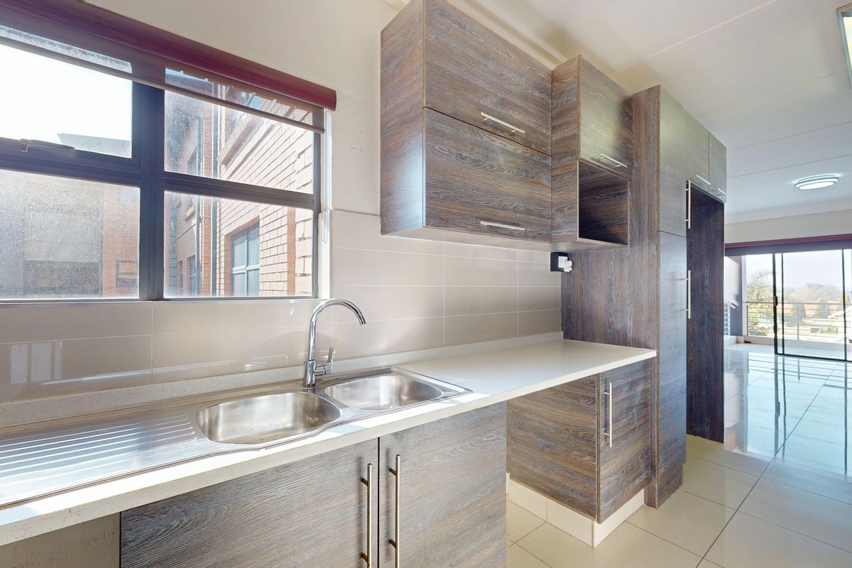 Immaculate 2nd Floor Apartment with 2 Bedrooms & 2 Bathrooms in Secure Eveleigh Heights - Photo 2