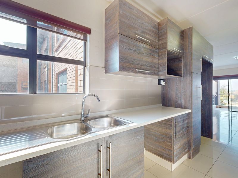 Immaculate 2nd Floor Apartment with 2 Bedrooms & 2 Bathrooms in Secure Eveleigh Heights - Photo 2