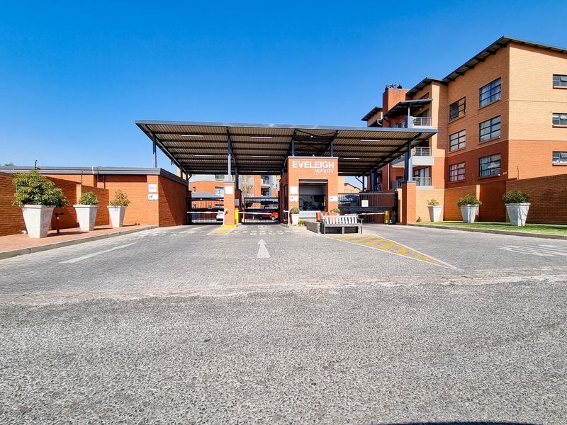 Immaculate 2nd Floor Apartment with 2 Bedrooms & 2 Bathrooms in Secure Eveleigh Heights - Photo 5