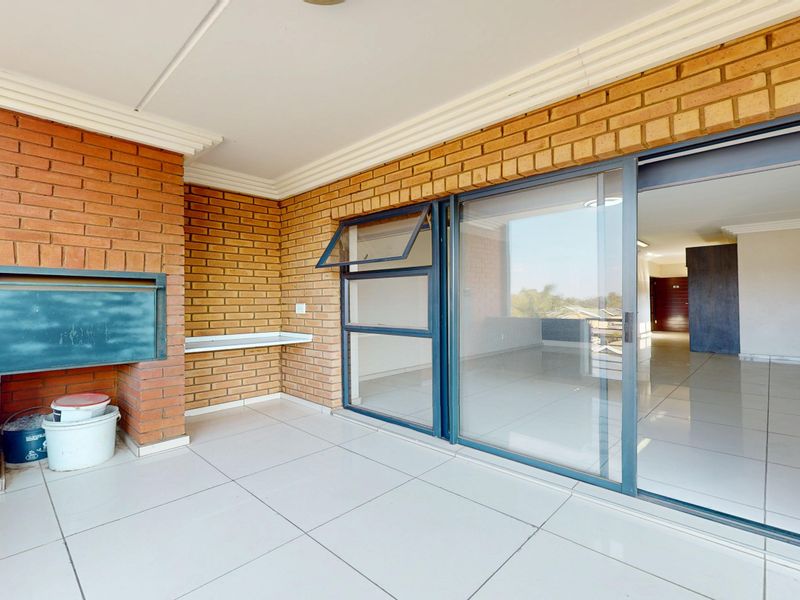 Immaculate 2nd Floor Apartment with 2 Bedrooms & 2 Bathrooms in Secure Eveleigh Heights - Photo 4