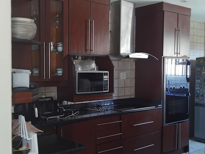FAMILY HOME SITUATED IN AN UPMARKET AREA OF REYNO RIDGE - Photo 9