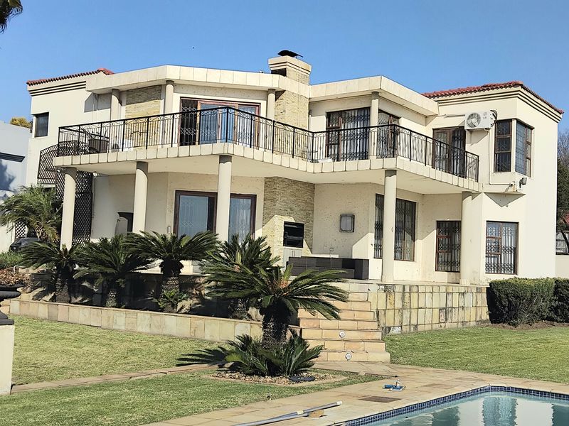 FAMILY HOME SITUATED IN AN UPMARKET AREA OF REYNO RIDGE - Photo 1