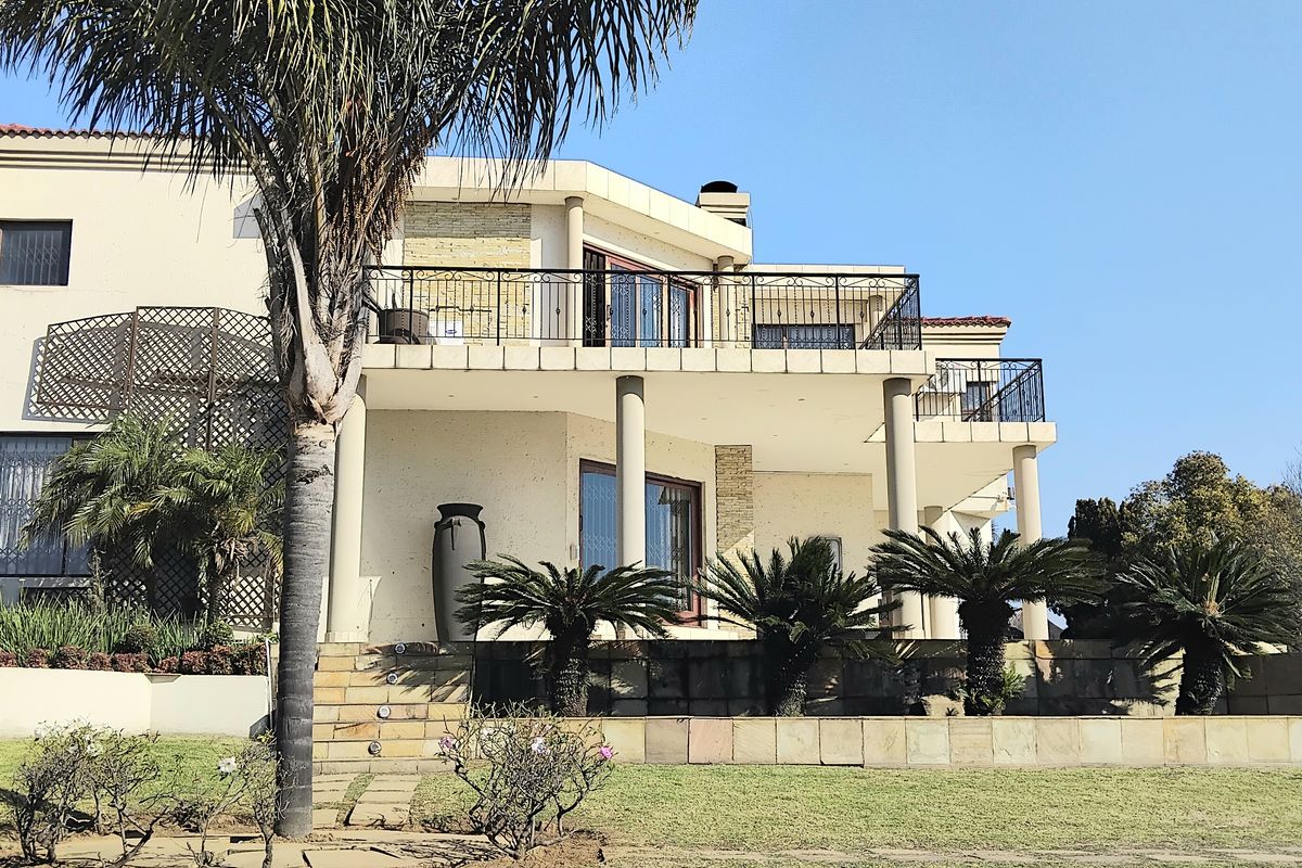 FAMILY HOME SITUATED IN AN UPMARKET AREA OF REYNO RIDGE - Photo 2