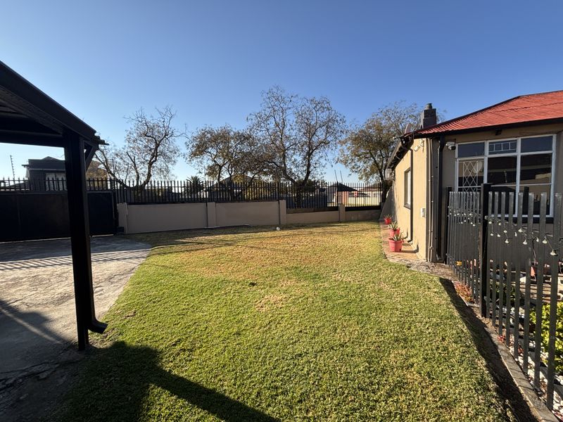 Move In Ready Family Home with Spacious Flatlet, Pool and Excellent Security - Photo 2