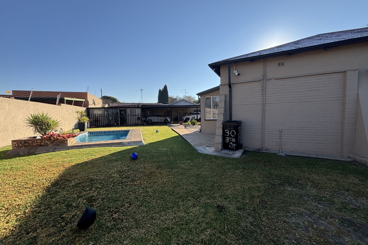 Move In Ready Family Home with Spacious Flatlet, Pool and Excellent Security - Photo 5