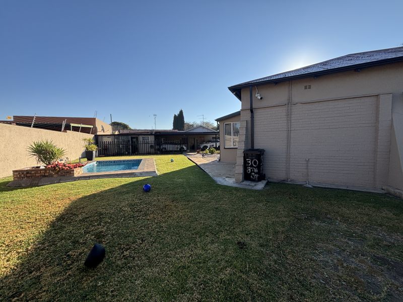 Move In Ready Family Home with Spacious Flatlet, Pool and Excellent Security - Photo 5