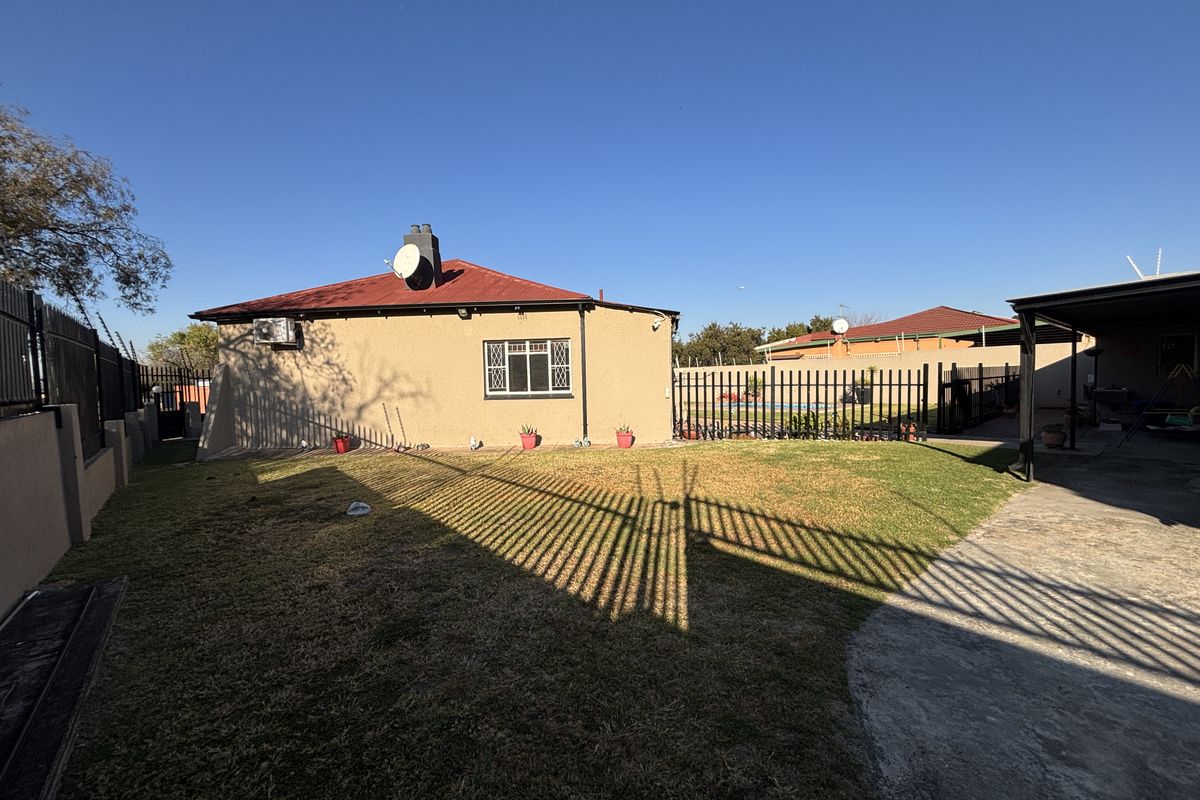 Move In Ready Family Home with Spacious Flatlet, Pool and Excellent Security - Photo 3